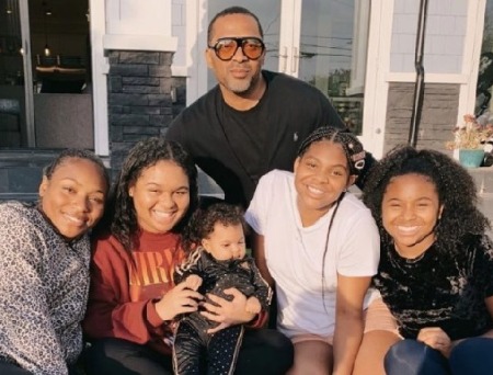 Mike Epps with his children.